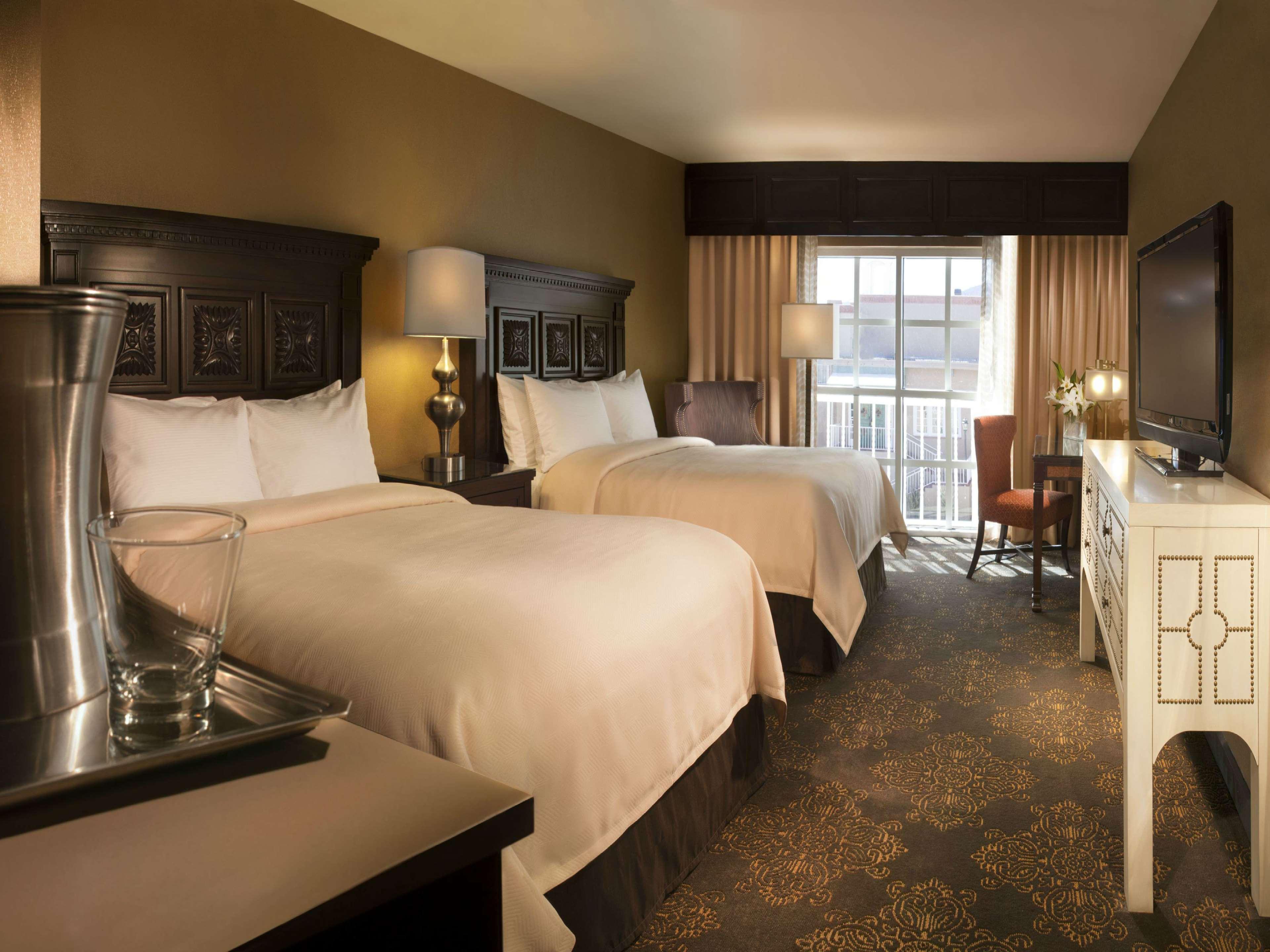 Отель Hilton Santa Fe Historic Plaza Экстерьер фото