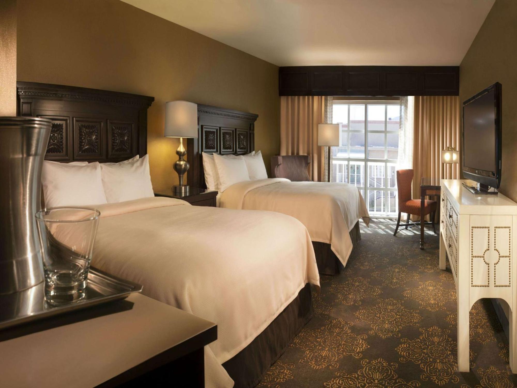 Отель Hilton Santa Fe Historic Plaza Экстерьер фото